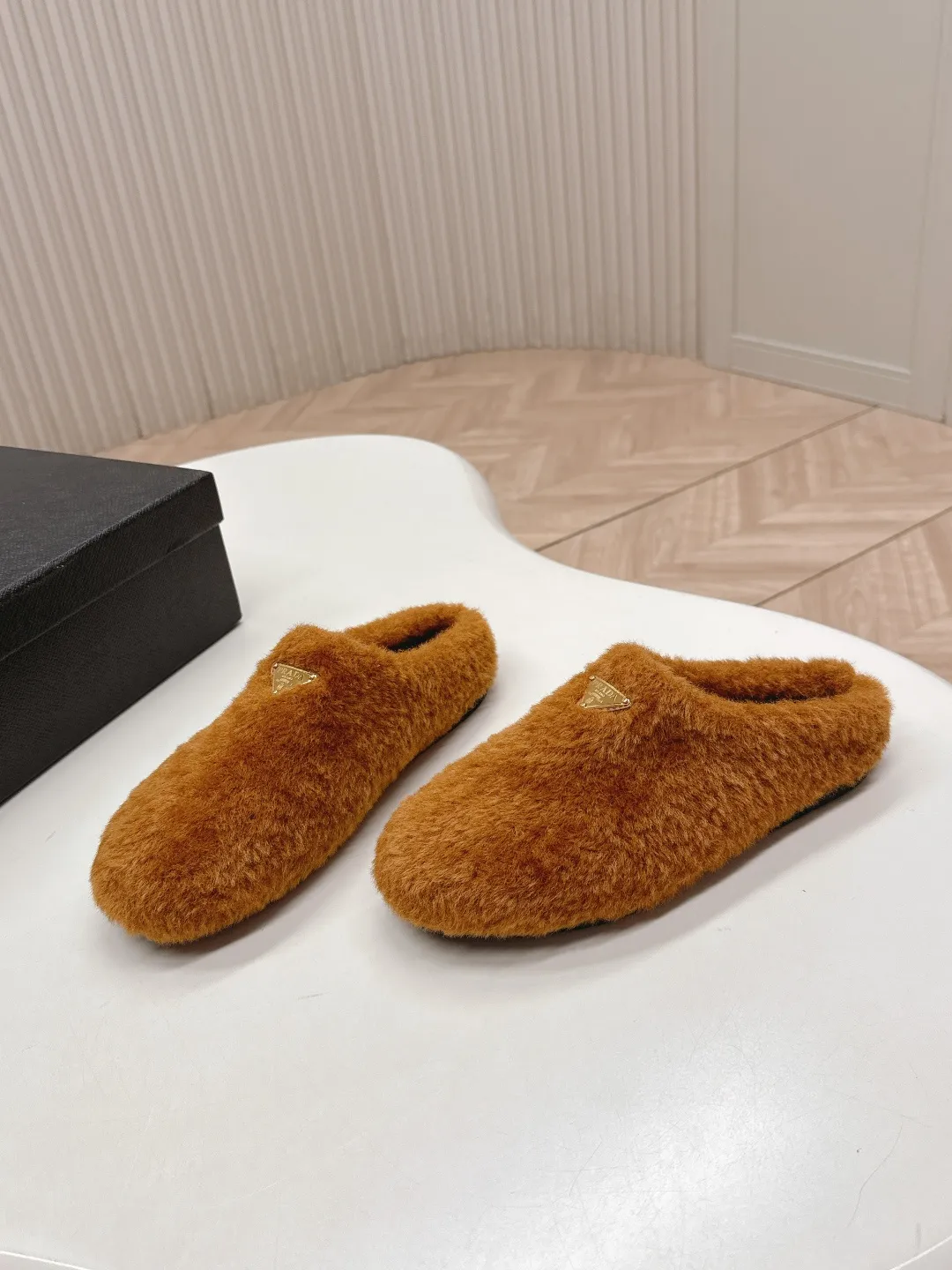 👟👟Ex-factory price 520👟👟 Prada prada25 autumn and winter furry slippers series, half-slip wool slippers, classic triangle buckle, comfortable, cute, cute, fashionable, elegant and versatile, the wool is comfortable and soft, awakening the warmth of autumn and winter. Let you walk comfortably from morning to night. Pair it with socks to easily cope with the changing seasons. Wool, sheep pattern lining, original outsole! 35-40 yards